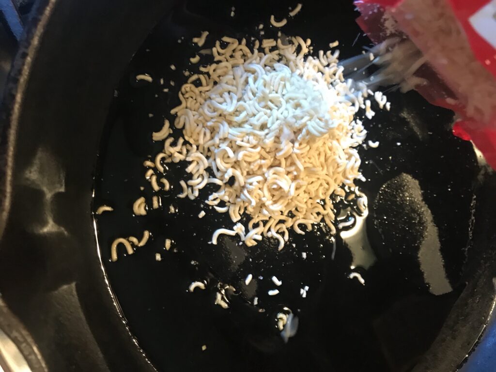 Crushed noodles in the pan