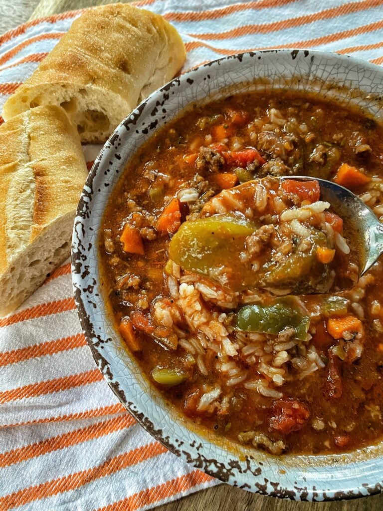 Unstuffed pepper soup with sliced bread