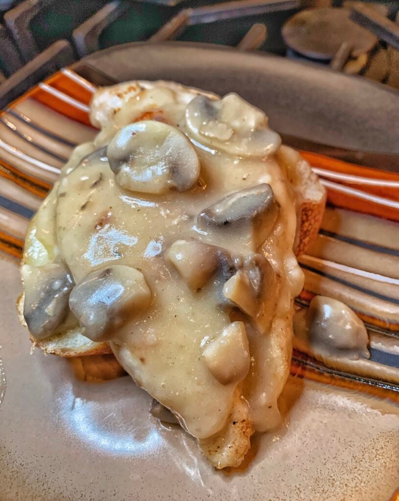Chicken with cheese and mushroom sauce