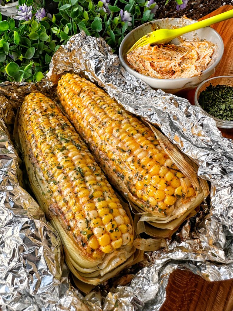 Corn cobs with melted tomato butter