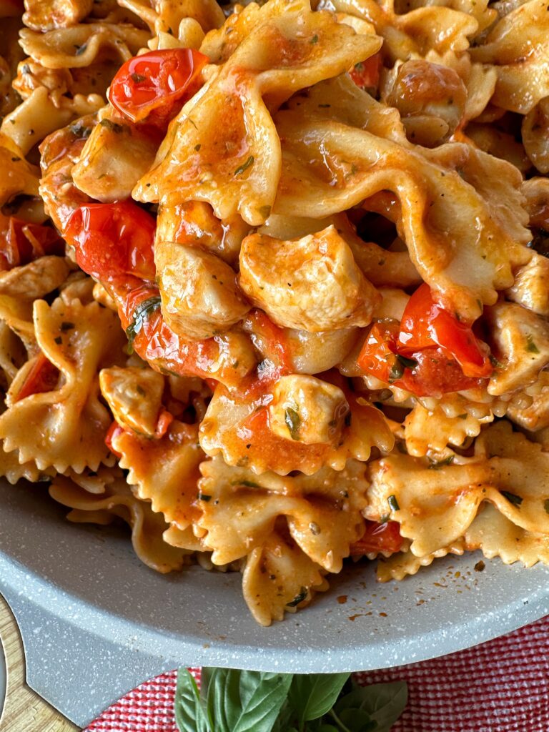 Tomato bowtie pasta with chicken