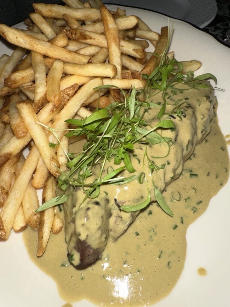 Steak frites with sauce