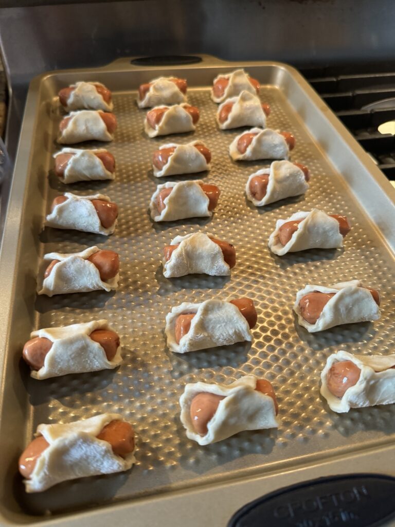 The mini sausages in pasty "buns" before being baked