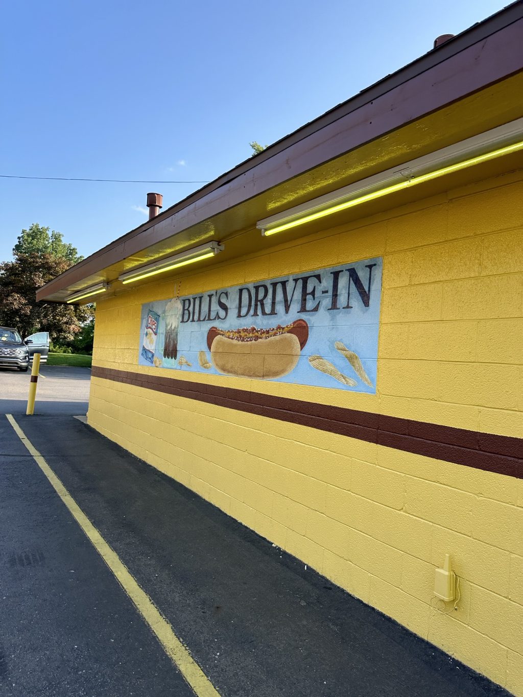 The outside of Bill's Drive-In