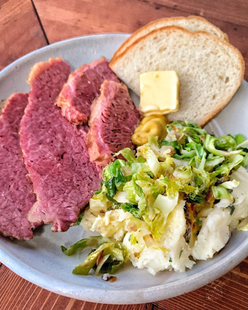 Corned beef and cabbage with bread 